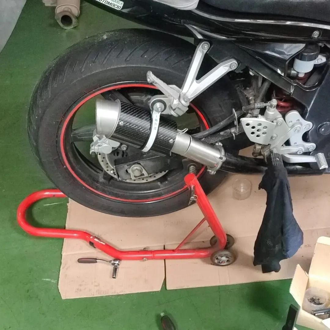 Escape desmontable de acero inoxidable montado en una Hyosung GT125R sobre el caballete