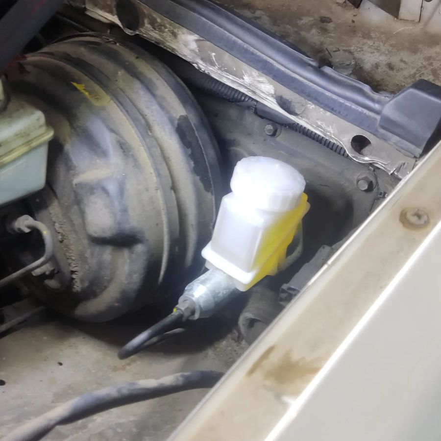 Vano motor de un Land Rover con el depósito de líquido