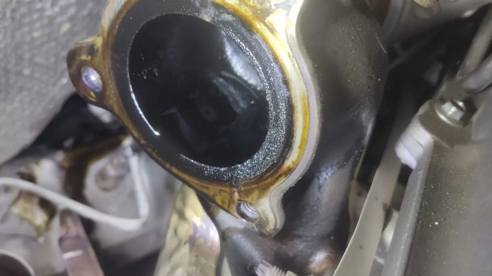 Entrada del turbo de un Nissan Pulsar desmontado